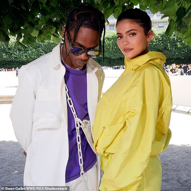 Travis i Kylie, koji zajedno dijele dvoje djece, zajedno se zajedno viđaju u javnosti (na slici 2019. godine na izložbi Louis Vuitton tijekom Pariškog tjedna mode)