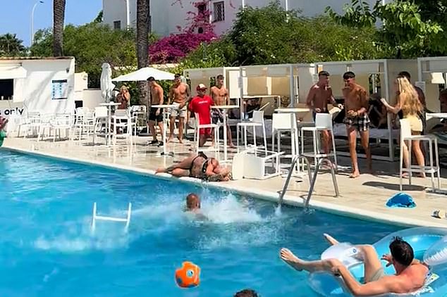 Video je u početku postao svađa tijekom vikenda bez identificiranja Harratta