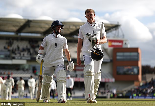 Ben Duckett (lijevo) i Zak Crawley prošli su posljednjih pola sata dana, jedan netaknut
