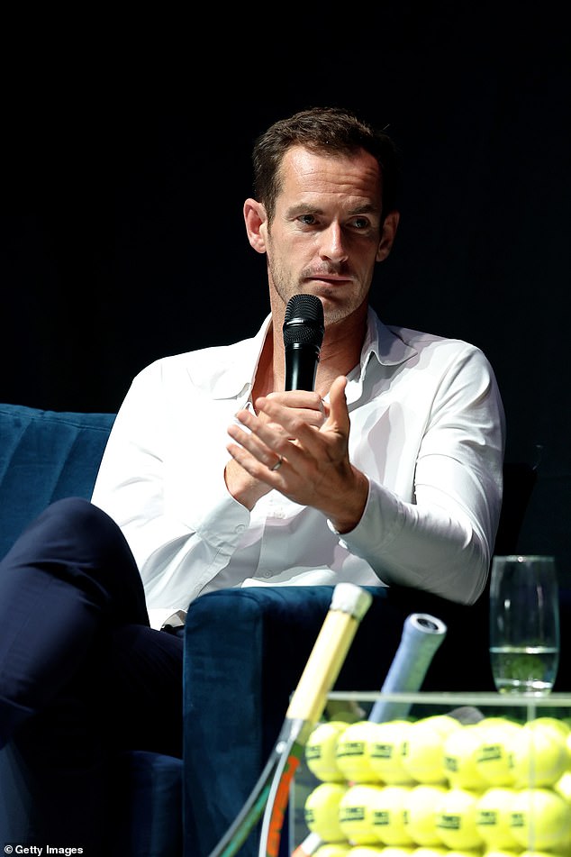 Andy Murray govori za vrijeme Andyja Murrayja: središnja pozornica u Eventim Apollo 21. lipnja 2025. u Londonu, Engleska