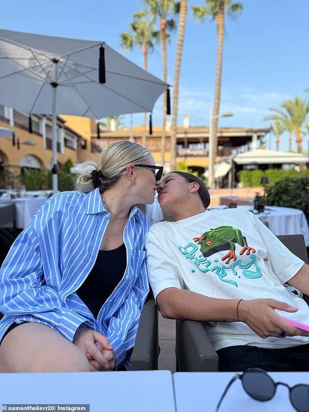 Kerr je putovao u zapadnu Australiju nakon što je uživao u odmoru u Španjolskoj s zaručnikom Kristie Mewis (na slici zajedno) i njihovom djetetovom sinom Jaggerom