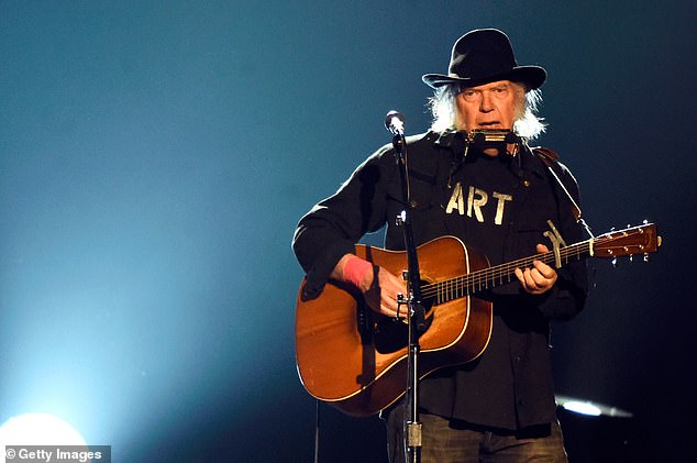 Pohađali festival u Glastonburyju na društvene medije kako bi komentirali veličinu gomile, s jednim pisanjem: 'Pyramid Stage Field nije ni 1/4 puna izgleda? Sramota jer Neil Young zvuči prilično pristojno '