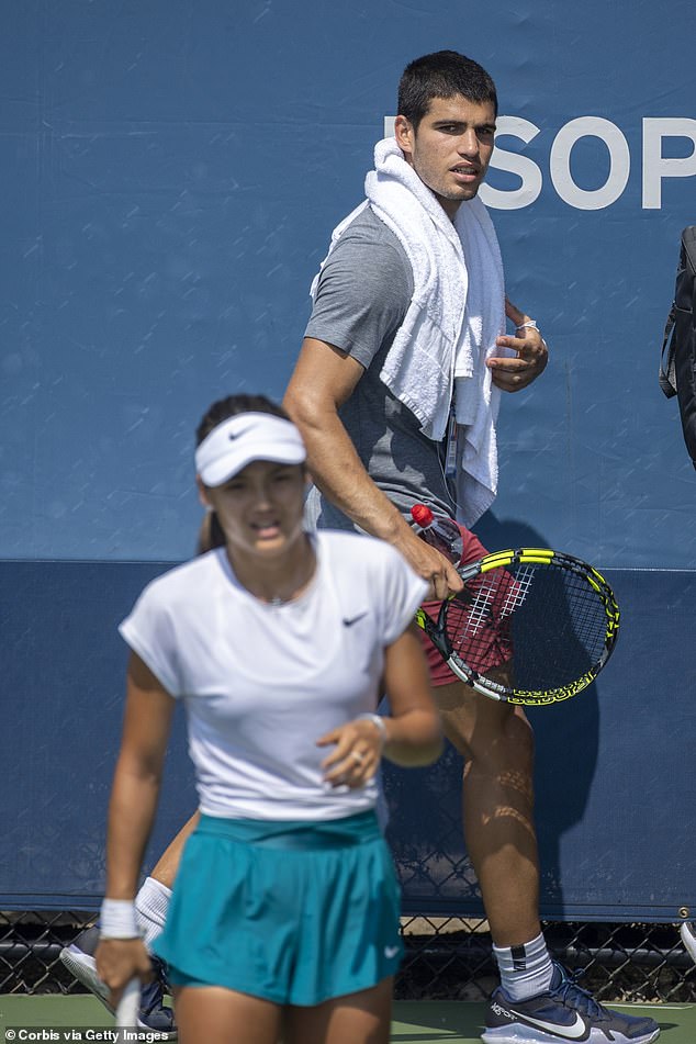 U ponedjeljak je Emma gurnula svoju novu vezu s Carlosom, dijeleći su prvi put postali prijatelji tijekom svog izbora iz snova u Wimbledonu 2021. (na slici 2022.)