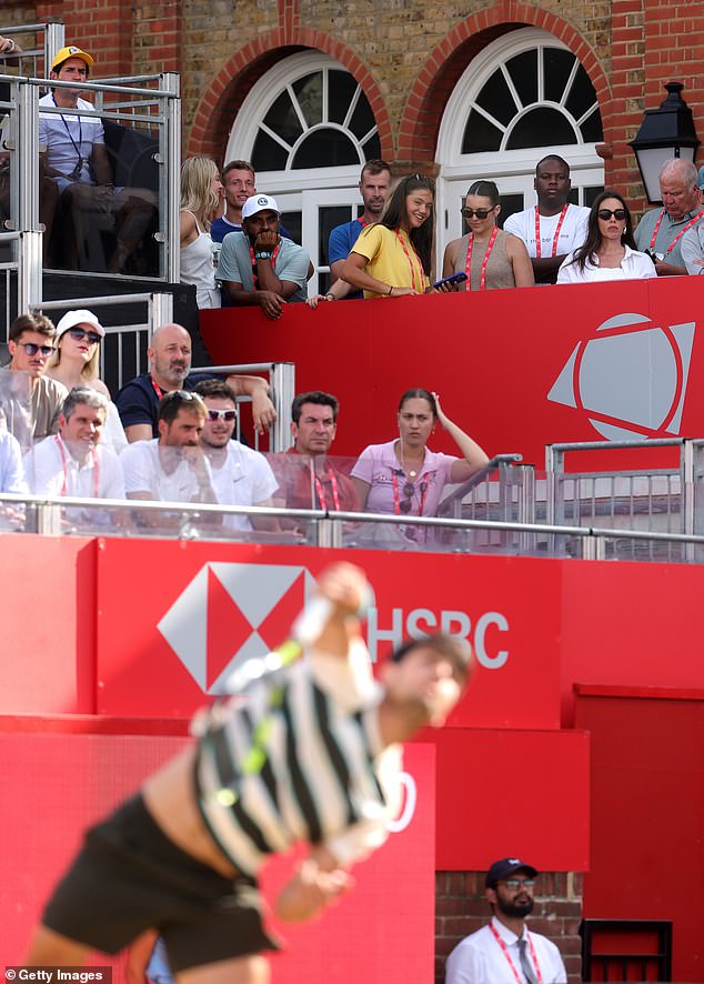 Prema Suncu, Emma je viđena kako gleda Carlosa u akciji prošlog četvrtka i u subotu (na slici) - dan prije nego što je pobijedio na natjecanju nakon što je pobijedio Jiri Lehecka