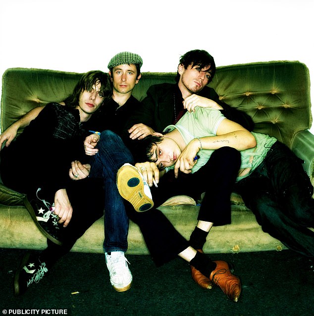 Babyshambles formiran 2004. godine nakon što je Doherty izbačen iz Libertina i oni su objavili svoj istoimeni debi 7" (LR: Drew McConnell, Pete, Adam Ficek, Patrick)