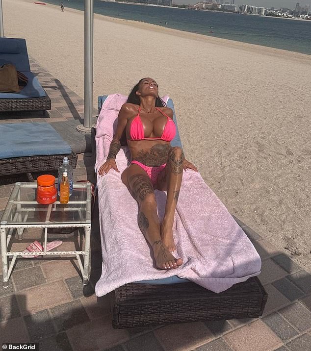 Bivši model glamura, 47 godina, odmor je u ponedjeljak odlazio na odmor u Ujedinjene Arapske Emirate i uživao u solo kucanju sunca