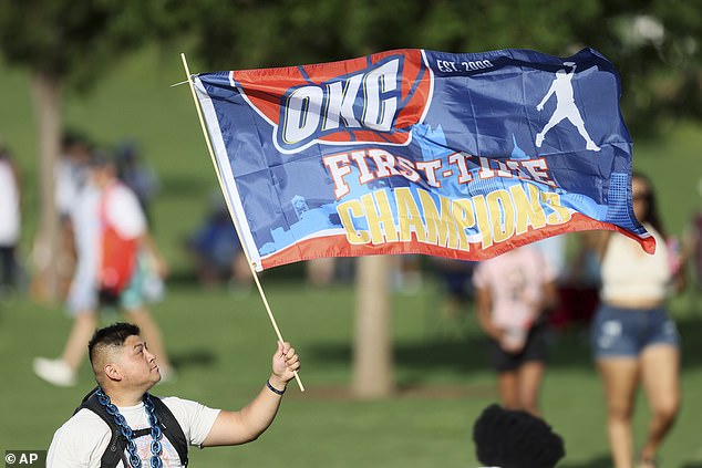 Obožavatelji su bili rano u Oklahoma Cityju, gdje je Thunder tostirao svoj NBA naslov 2024-2025