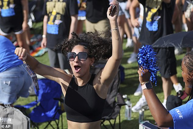 Navijač navija tijekom proslave parade prvenstva Oklahoma City Thunder
