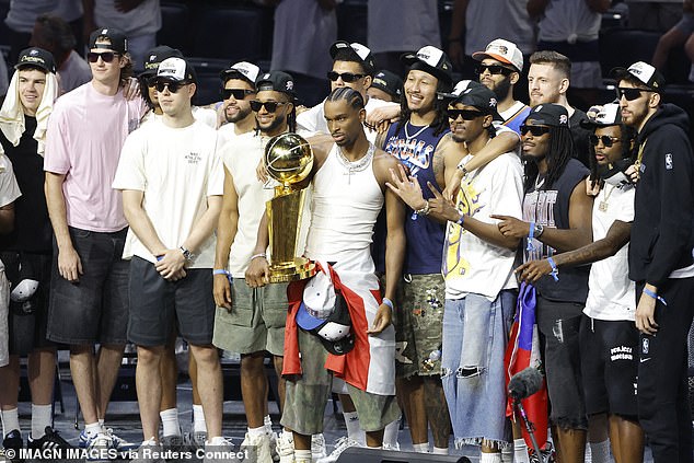 Shai Gilgeous-Alexander (2) drži trofej prvenstva Larry O'Brien s ekipom iza sebe tijekom ceremonije otvaranja prvaka za paradu u Paycom centru