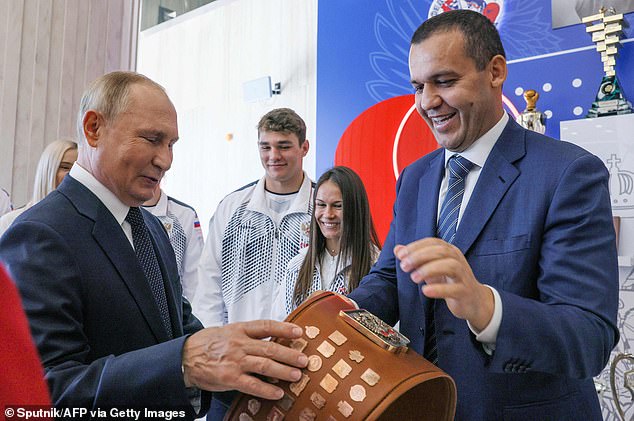 Predsjednik IBA -e optužio je MOO -a za politiziranje sporta i izbjegavanje odgovornosti, tvrdeći da je organizacija odbila kritike krivivši Rusiju za sijanje dezinformacija