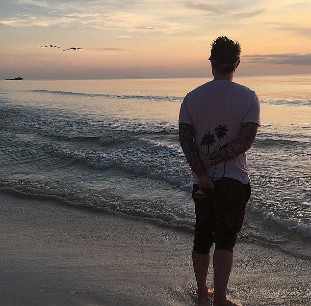 Njegova obitelj podijelila je trio fotografija Edena kako blista na kameri, smijući se u kabini za snimanje i stajajući na plaži gledajući preko mora