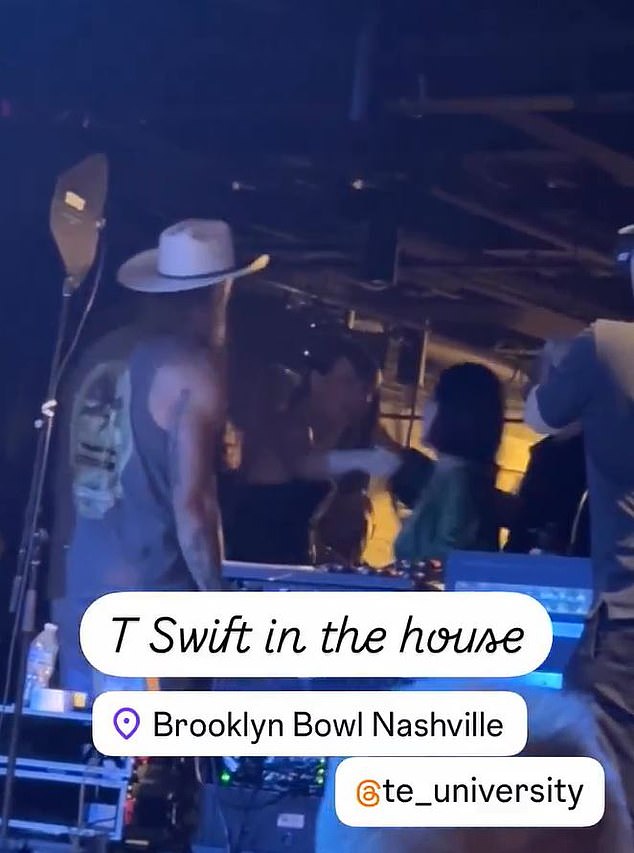 Swift je viđen kako zagrli neke prijatelje nakon što joj je stigao zajedno s dečkom Kelceom