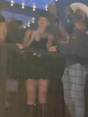 Jedna posvećena Swiftie Livestreas njezin pogled na Swift Dance Away u VIP odjeljku