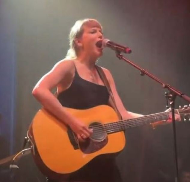 Swift je posvetila svoj izvedba 'Shake It Off' 'našim favoričnim igračima' - kim Kelceu