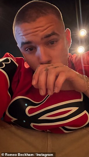 I Brooklyn -ov brat Romeo, 22 godine, podijelio je kolekciju slika dok je imao Crveni Balenciaga Top