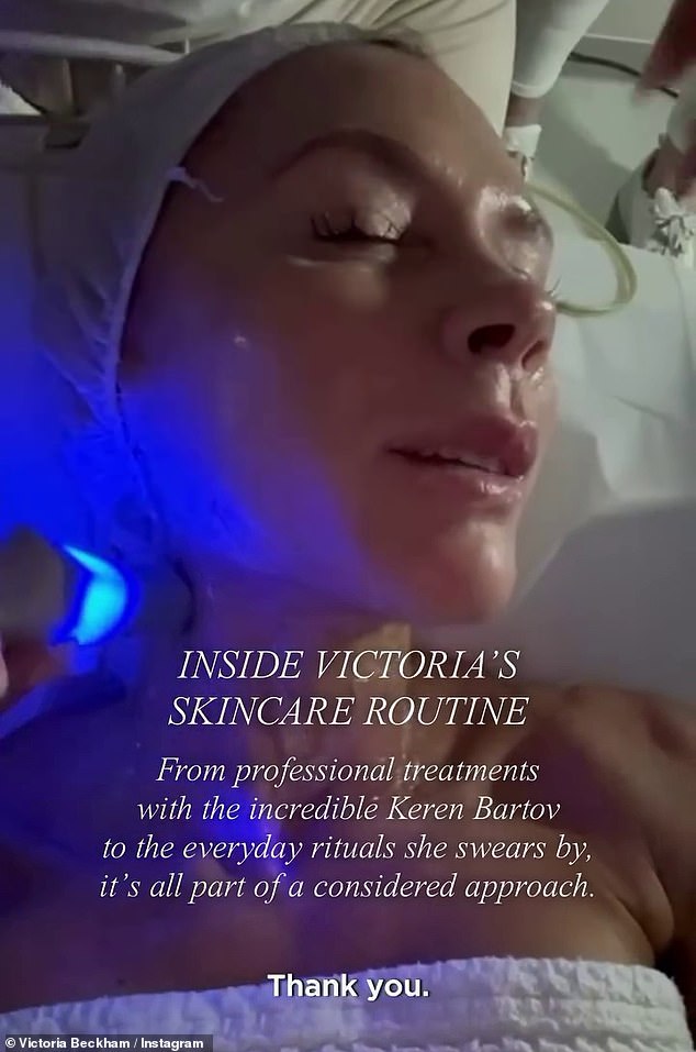Victoria je u utorak podijelila kolekciju isječka za njegu kože na Instagramu dok je bila zauzeta