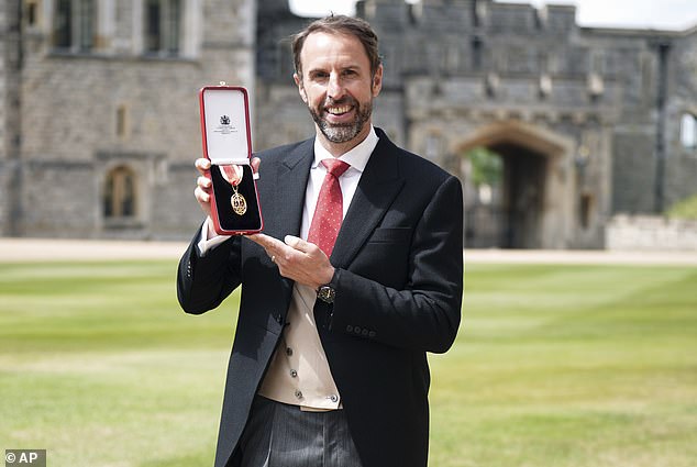 Southgate je u srijedu pozirao izvan dvorca Windsor nakon ceremonije ulaganja