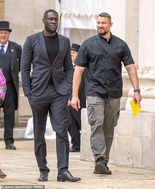 Umjetnik za prljavštinu sa sjedištem u Londonu, pravo ime Michael Omari Owuo Junior, dobit će doktorat u zakonu tijekom posebne zajednice u Senatskoj kući