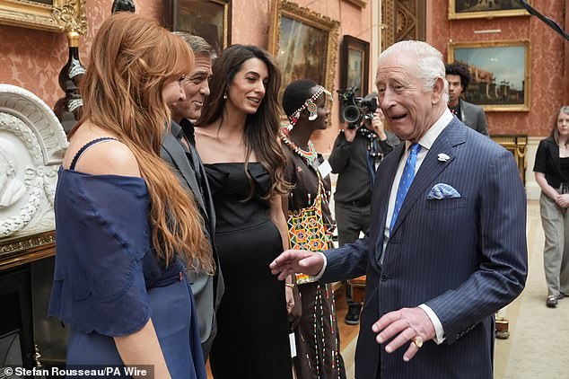 Kralj Charles izgledao je oduševljeno što je razgovarao s par i Charlotte Tilbury (R)