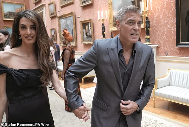 George i Amal viđeni su kako se drže za ruke dok su stigli na prijem