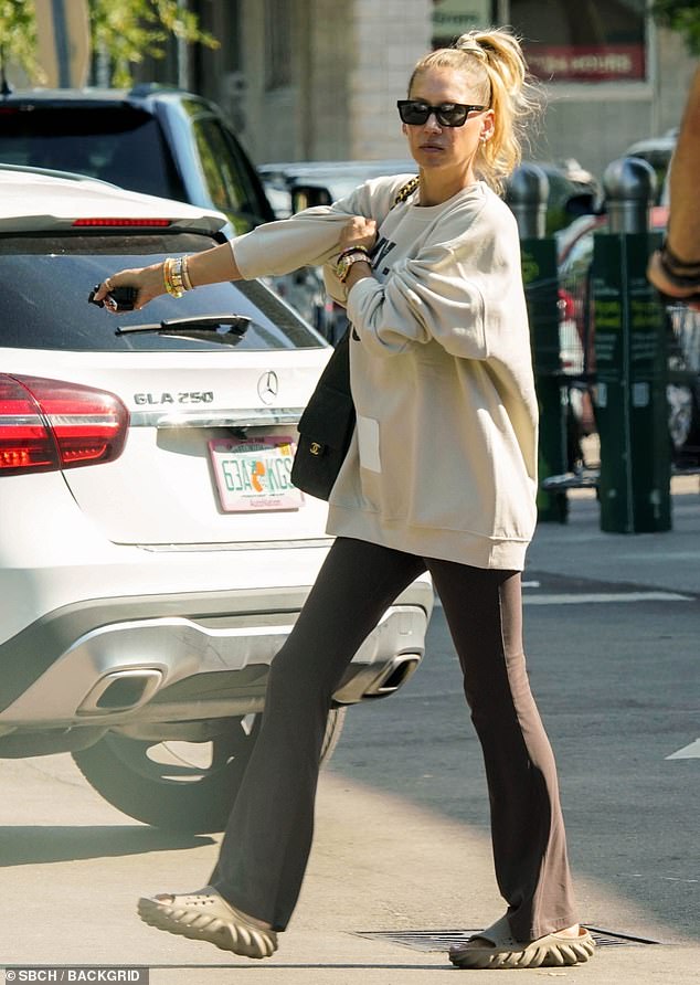 U utorak je, međutim, Kournikova viđena bez invalidskih kolica ili zaštitne čizme