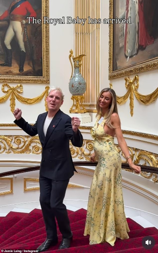 U međuvremenu, trudnice Sophie i Jamie zabavljali su se u toj Cringe Meghan i Harry Dance u Instagram postu koji podiže obrve snimljen na stubištu
