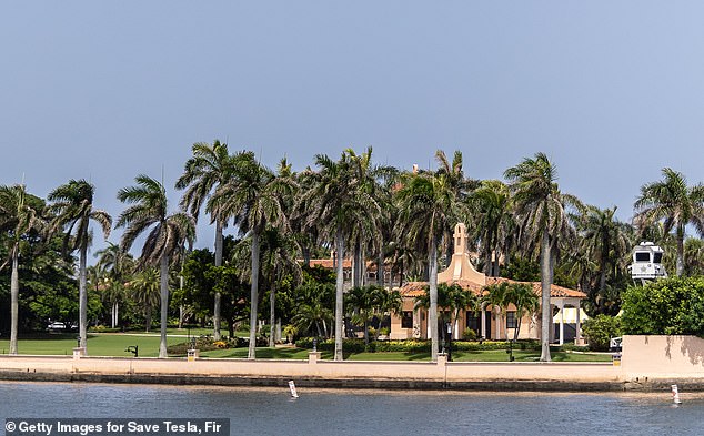 Rock ikona kupila je svoj dvorac iz Palm Beach u iznosu od 43 milijuna dolara 2020. godine, ubrzo nakon što je prodala još jedno imanje na istom području za 20 milijuna dolara; Mar-a-lago u Palm Beachu prikazanom iznad ovog mjeseca