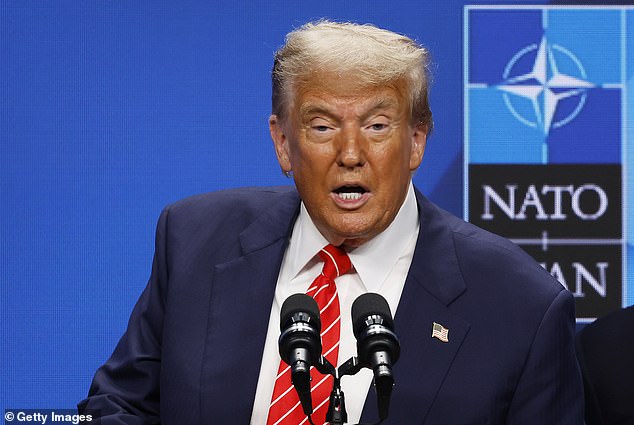 Pjevačevo sedmoročnu imanje sjedi uz pješčanu plažu na ekskluzivnom Bulevaru Sjevernog oceana, a nalazi se južno od Trumpovog odmarališta Mar-a-Lago; Trump je vidio u srijedu u Nizozemskoj