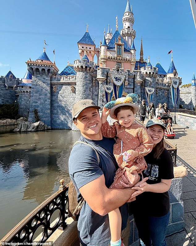 Konzervator je nedavno podijelio srčanu obiteljsku sliku dok je posjećivala Disney World na Floridi sa suprugom Chandlerom Powellom i njihovom kćeri Grace