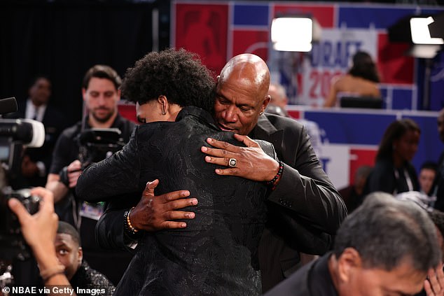 Harper zagrli svog oca, petostrukog NBA prvaka Rona, nakon što su ga Spursi odabrali na br.