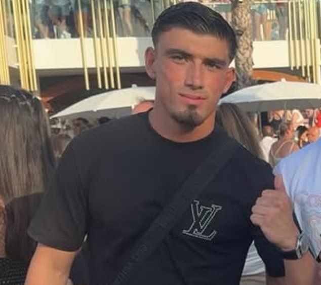 Harratt (23) je od tada optužio Brandona da je započeo svađu udarajući svog prijatelja, presnimajući mu nasilnika 6'6