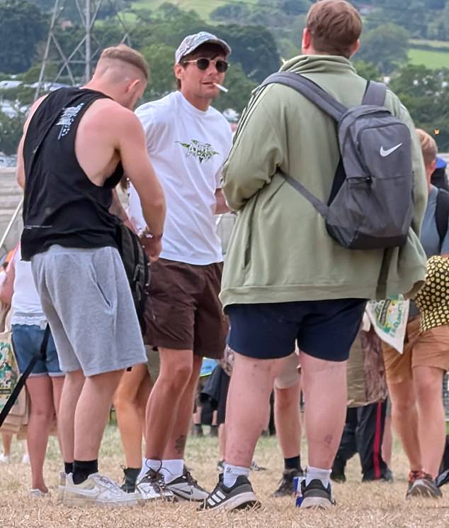 Dolazi nakon što je Tomlinson (33) viđen kako osvjetljava cigaretu dok se družio s kolegama festivalskim posjetiteljima ispred onoga što se očekuje da će biti užurbani tri dana u Glastonburyju
