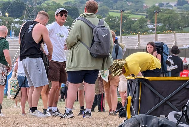 Tomlinson je viđen kako osvjetljava cigaretu dok se družio s kolegama festivalskim igračima ispred onoga što se očekuje da će biti užurban tri dana u Glastonburyju