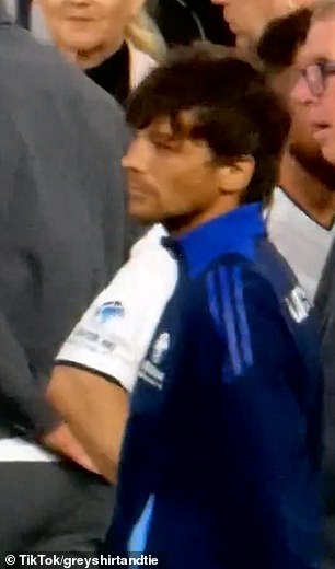 U videu koji je dobio MailOnline, čini se da je Tomlinson prazan Samu Thompsonu dok se međusobno četkaju na Manchesterovom Old Traffordu nakon događaja za nogometnu pomoć