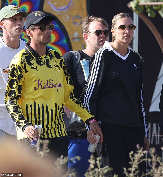Singer One Direction i Love Island Star izrezali su niske ključne figure dok su primijećeni kako natapaju Somerset Sunce na ikoničnom glazbenom događaju