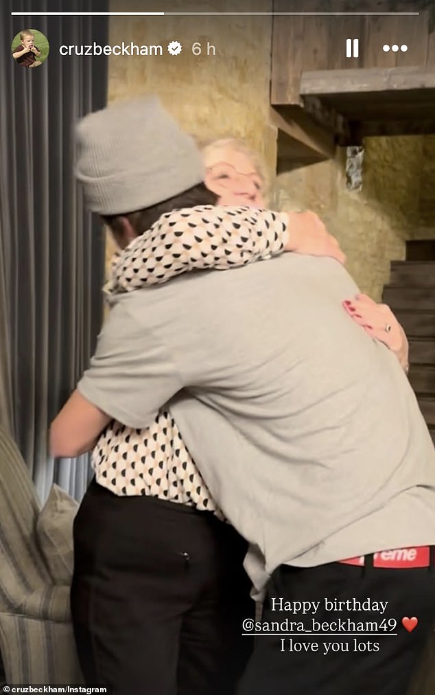 U međuvremenu, Cruz, 20, podijelio je pucanj za grčevito zagrljajući Sandru i napisao: 'Sretan rođendan @Sandra_Beckham49 volim te puno'