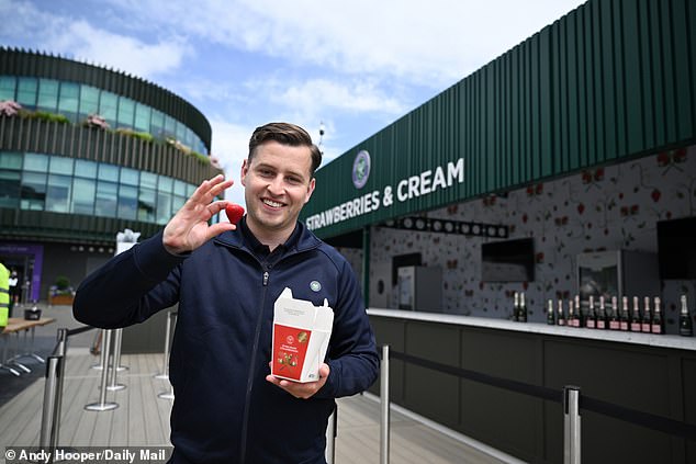 Joe Furber, šef hrane i pića, kaže: 'Bila je to vrlo dobra godina za jagode - izgledaju lijepo i veliko'