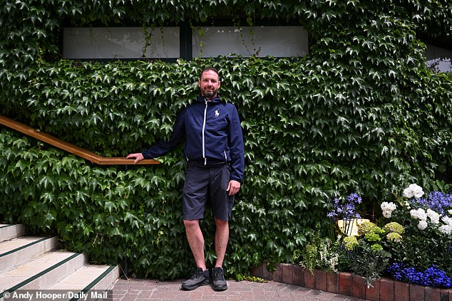 Falconer i njegov tim - 12 stalnih i osam dodatnih za visoku sezonu od travnja do listopada - stižu u 5:00