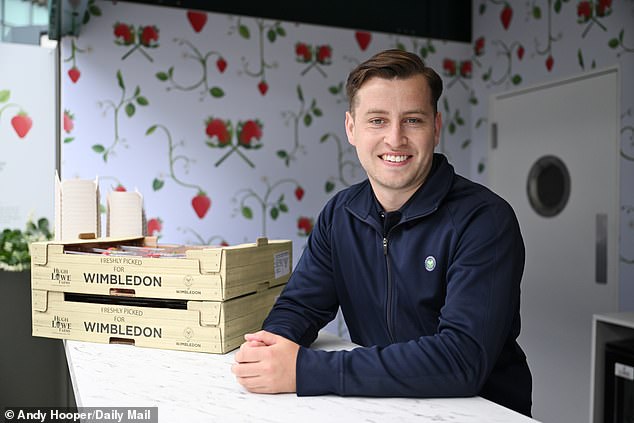 Jagode se biraju na prvom svjetlu, udaljene 30 milja na farmi Hugh Lowe - s istom obiteljskom farmom Wimbledon radi već 25 godina