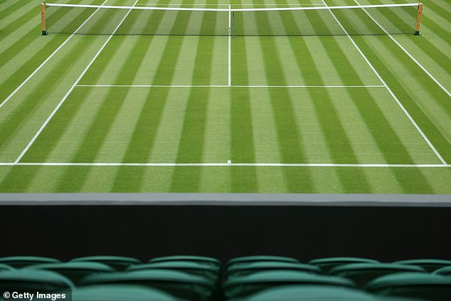 Osoblje zemlje stiže u 7:30 ujutro kako bi primijenili završne dodire - trava se kosi na 8 mm