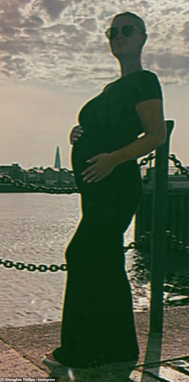 Zvijezda Love Islanda (31) izgledala je zaprepašteno na fotografiji, samo nekoliko dana nakon što je potvrdila da očekuje videozapis o sebi kako je položio test prije nego što je otkrila svoj udarac (na slici)