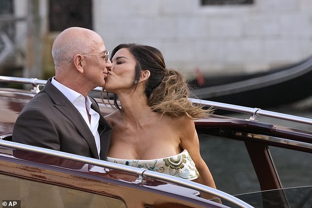 BEZOS vjenčanje započelo je u četvrtak s prvim od tri dana zabave u Veneciji ¿, ali besprijekorni izvori otkrivaju da su par već u braku (na slici u četvrtak)
