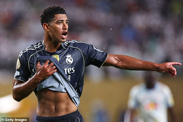 Jude Bellingham laje upute svojim suigračima u Real Madridu u igri u državi