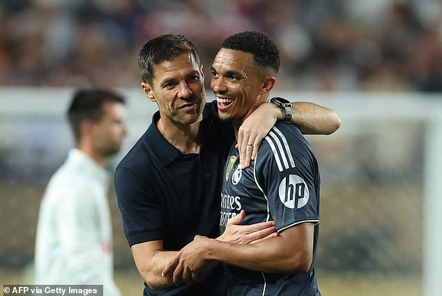 Trent Alexander-Arnold dijeli smijeh sa svojim novim menadžerom Xabijem Alonsom na punom radnom vremenu