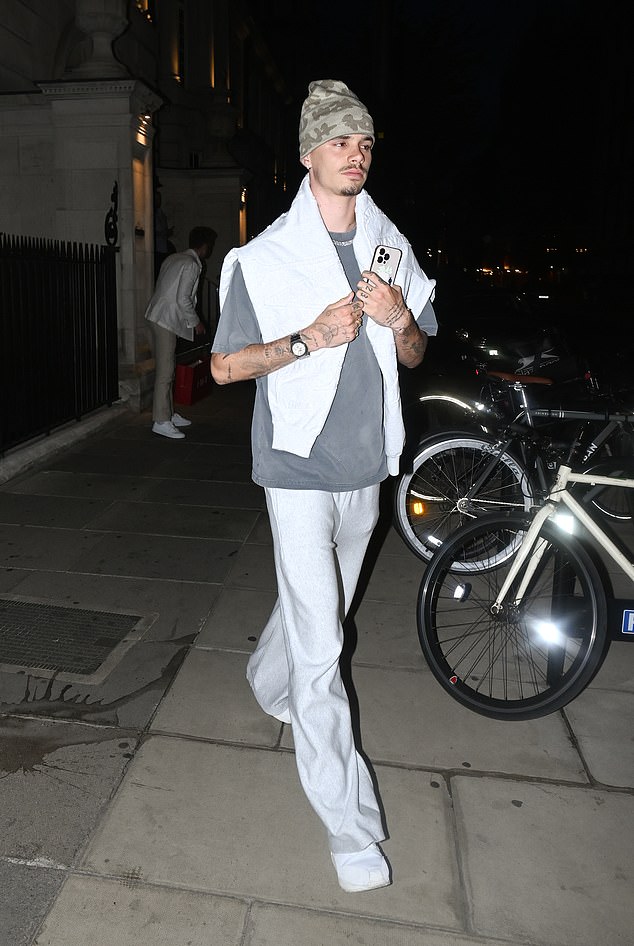 Dok se David oporavljao u bolnici, njegov sin Romeo, 22 godine, slikao je napuštanje hotela 22 u Mayfairu dok je uživao u noćnom izlasku u gradu