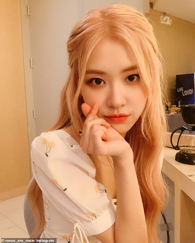 Rosé Curse je navijač stvoren internetskim šalama, koji kaže da svaka velika zvijezda koja fotografira s pjevačicom Blackpink Rosé (na slici), 28, uskoro će doživjeti prekid sa svojim partnerom