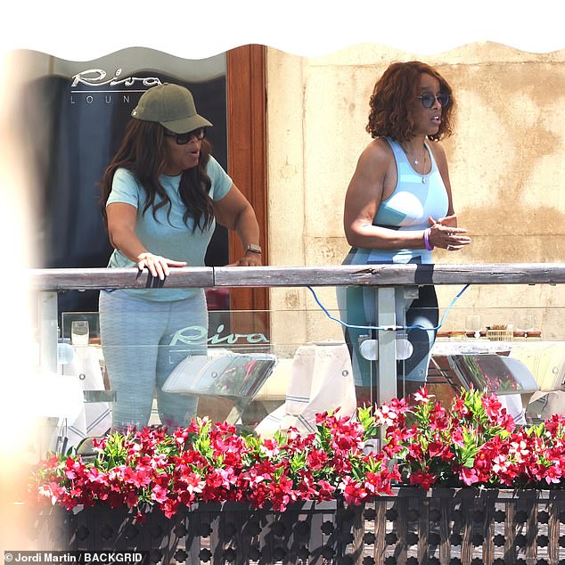 Dok su prijatelji Oprah Winfrey (lijevo) i Gayle King (desno) obučeni u sportsku odjeću dok su zajedno doručkovali u hotelu Gritti u Veneciji