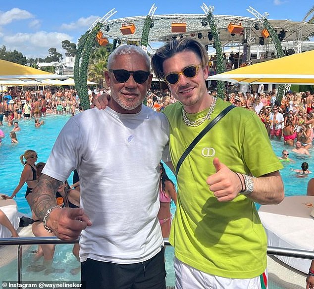 Jack Grialish je još jedan koji posjećuje klub - ovdje, pozira s vlasnikom Linekera