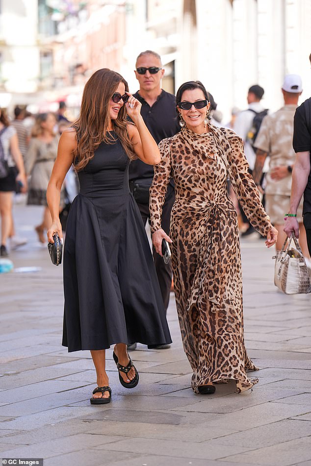 Rođena djevojka prebacila je svoju figuru u teretani u jednostavnu crnu ljetnu haljinu za izlet, koju je udružila s predimenzioniranim tamnim nijansama i elegantnim chanel flip-flopsima
