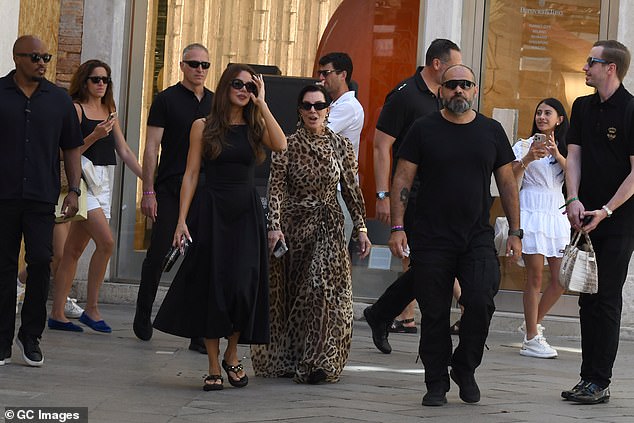 U međuvremenu, Kris se odjenula kako bi impresionirala ansambl za životinje Dolce & Gabbana, zajedno s nijansama i naušnicama